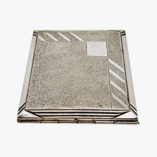 Charger l'image dans la galerie, Etui à cigarettes Art déco en métal argenté guilloché de motifs géométriques, années 1930,