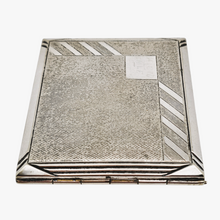 Charger l'image dans la galerie, Etui à cigarettes Art déco en métal argenté guilloché de motifs géométriques, années 1930,