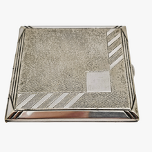 Charger l'image dans la galerie, Etui à cigarettes Art déco en métal argenté guilloché de motifs géométriques, années 1930,