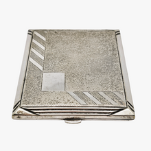 Charger l'image dans la galerie, Etui à cigarettes Art déco en métal argenté guilloché de motifs géométriques, années 1930,