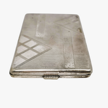 Afbeelding in Gallery-weergave laden, Etui à cigarettes Art déco guilloché à motifs géométriques en métal argenté, années 1930