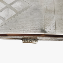 Afbeelding in Gallery-weergave laden, Etui à cigarettes Art déco guilloché à motifs géométriques en métal argenté, années 1930