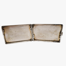 Afbeelding in Gallery-weergave laden, Etui à cigarettes Art déco guilloché à motifs géométriques en métal argenté, années 1930