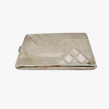 Afbeelding in Gallery-weergave laden, Etui à cigarettes Art déco guilloché à motifs géométriques en métal argenté, années 1930