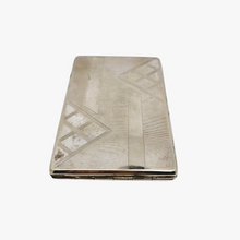 Afbeelding in Gallery-weergave laden, Etui à cigarettes Art déco guilloché à motifs géométriques en métal argenté, années 1930
