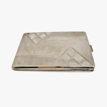 Afbeelding in Gallery-weergave laden, Etui à cigarettes Art déco guilloché à motifs géométriques en métal argenté, années 1930