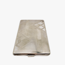 Afbeelding in Gallery-weergave laden, Etui à cigarettes Art déco guilloché à motifs géométriques en métal argenté, années 1930