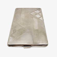 Afbeelding in Gallery-weergave laden, Etui à cigarettes Art déco guilloché à motifs géométriques en métal argenté, années 1930