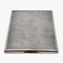 Afbeelding in Gallery-weergave laden, Kraftalpacca, Etui à cigarettes Art déco en alpacca plaqué argent guilloché de motifs géométriques, années 1930