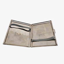 Afbeelding in Gallery-weergave laden, Etui à cigarettes Art déco en métal argenté à motifs géométriques, années 1930