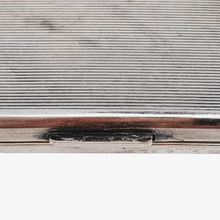 Afbeelding in Gallery-weergave laden, Etui à cigarettes Art déco en métal argenté guilloché d'inspiration Louis XVI, années 1930