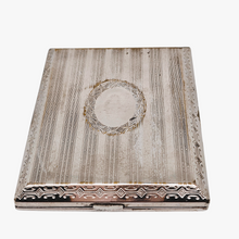 Afbeelding in Gallery-weergave laden, Etui à cigarettes Art déco en métal argenté guilloché d'inspiration Louis XVI, années 1930
