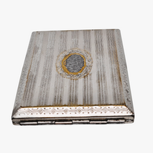 Afbeelding in Gallery-weergave laden, Etui à cigarettes Art déco en métal argenté guilloché d'inspiration Louis XVI, années 1930