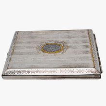 Afbeelding in Gallery-weergave laden, Etui à cigarettes Art déco en métal argenté guilloché d'inspiration Louis XVI, années 1930