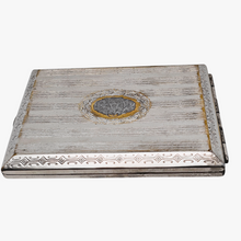 Afbeelding in Gallery-weergave laden, Etui à cigarettes Art déco en métal argenté guilloché d'inspiration Louis XVI, années 1930