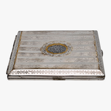 Afbeelding in Gallery-weergave laden, Etui à cigarettes Art déco en métal argenté guilloché d'inspiration Louis XVI, années 1930