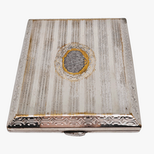 Afbeelding in Gallery-weergave laden, Etui à cigarettes Art déco en métal argenté guilloché d'inspiration Louis XVI, années 1930