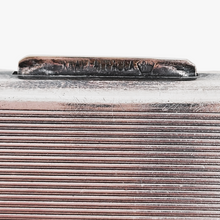 Afbeelding in Gallery-weergave laden, Etui à cigarettes Art déco en métal argenté guilloché d'inspiration Louis XVI, années 1930