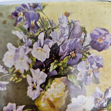 Load image into Gallery viewer, Étui à cigarettes vintage, Bouquet de pensées, vers 1950 Le Charme des Violettes - Brocante en ligne