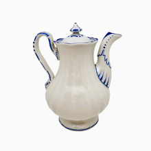 Load image into Gallery viewer, FAS, Cafetière blanche et bleue en porcelaine allemande, entre 1834 et 1851