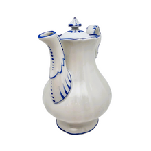 Load image into Gallery viewer, FAS, Cafetière blanche et bleue en porcelaine allemande, entre 1834 et 1851