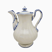 Load image into Gallery viewer, FAS, Cafetière blanche et bleue en porcelaine allemande, entre 1834 et 1851