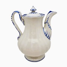 Load image into Gallery viewer, FAS, Cafetière blanche et bleue en porcelaine allemande, entre 1834 et 1851