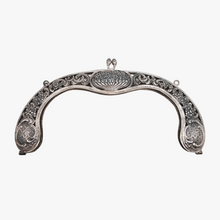 Load image into Gallery viewer, Fermoir de minaudière en métal argenté ciselé, vers 1900