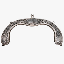 Load image into Gallery viewer, Fermoir de minaudière en métal argenté ciselé, vers 1900