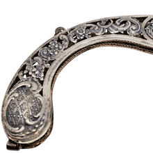 Load image into Gallery viewer, Fermoir de minaudière en métal argenté ciselé, vers 1900
