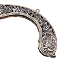 Load image into Gallery viewer, Fermoir de minaudière en métal argenté ciselé, vers 1900