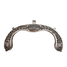Load image into Gallery viewer, Fermoir de minaudière en métal argenté ciselé, vers 1900