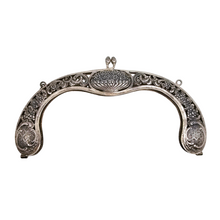 Load image into Gallery viewer, Fermoir de minaudière en métal argenté ciselé, vers 1900