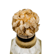 Load image into Gallery viewer, Flacon à sels Belle Époque en cristal taillé et son bouchon floral sculpté, circa 1880–1900 Le Charme des Violettes - Brocante en ligne