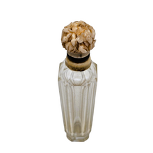 Load image into Gallery viewer, Flacon à sels Belle Époque en cristal taillé et son bouchon floral sculpté, circa 1880–1900 Le Charme des Violettes - Brocante en ligne