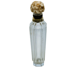 Load image into Gallery viewer, Flacon à sels Belle Époque en cristal taillé et son bouchon floral sculpté, circa 1880–1900 Le Charme des Violettes - Brocante en ligne