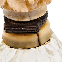 Load image into Gallery viewer, Flacon à sels Belle Époque en cristal taillé et son bouchon floral sculpté, circa 1880–1900 Le Charme des Violettes - Brocante en ligne