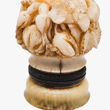 Load image into Gallery viewer, Flacon à sels Belle Époque en cristal taillé et son bouchon floral sculpté, circa 1880–1900 Le Charme des Violettes - Brocante en ligne