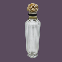 Load image into Gallery viewer, Flacon à sels Belle Époque en cristal taillé et son bouchon floral sculpté, circa 1880–1900 Le Charme des Violettes - Brocante en ligne