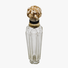 Load image into Gallery viewer, Flacon à sels Belle Époque en cristal taillé et son bouchon floral sculpté, circa 1880–1900 Le Charme des Violettes - Brocante en ligne