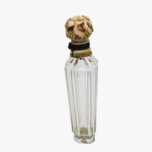 Load image into Gallery viewer, Flacon à sels Belle Époque en cristal taillé et son bouchon floral sculpté, circa 1880–1900 Le Charme des Violettes - Brocante en ligne