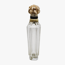 Load image into Gallery viewer, Flacon à sels Belle Époque en cristal taillé et son bouchon floral sculpté, circa 1880–1900 Le Charme des Violettes - Brocante en ligne