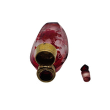 Charger l'image dans la galerie, Flacon à parfum en cristal de Bohême rouge rubis – décor vigne et raisin dégagé à l'acide, vers 1900 Le Charme des Violettes - Brocante en ligne