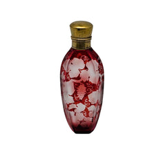 Charger l'image dans la galerie, Flacon à parfum en cristal de Bohême rouge rubis – décor vigne et raisin dégagé à l'acide, vers 1900 Le Charme des Violettes - Brocante en ligne