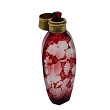 Charger l'image dans la galerie, Flacon à parfum en cristal de Bohême rouge rubis – décor vigne et raisin dégagé à l'acide, vers 1900 Le Charme des Violettes - Brocante en ligne
