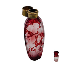 Charger l'image dans la galerie, Flacon à parfum en cristal de Bohême rouge rubis – décor vigne et raisin dégagé à l'acide, vers 1900 Le Charme des Violettes - Brocante en ligne