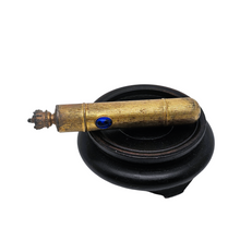 Load image into Gallery viewer, Flacon à sels ancien – flacon de pâmoison en métal doré, tube en verre intérieur, fin XIXᵉ - début XXᵉ siècle Le Charme des Violettes - Brocante en ligne