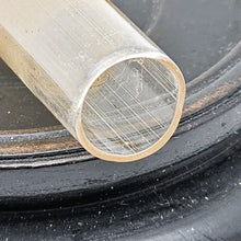 Load image into Gallery viewer, Flacon à sels ancien – flacon de pâmoison en métal doré, tube en verre intérieur, fin XIXᵉ - début XXᵉ siècle Le Charme des Violettes - Brocante en ligne