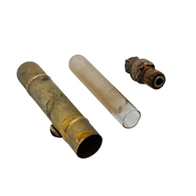 Load image into Gallery viewer, Flacon à sels ancien – flacon de pâmoison en métal doré, tube en verre intérieur, fin XIXᵉ - début XXᵉ siècle Le Charme des Violettes - Brocante en ligne