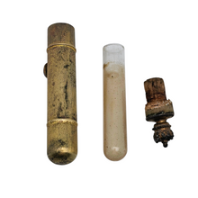 Load image into Gallery viewer, Flacon à sels ancien – flacon de pâmoison en métal doré, tube en verre intérieur, fin XIXᵉ - début XXᵉ siècle Le Charme des Violettes - Brocante en ligne